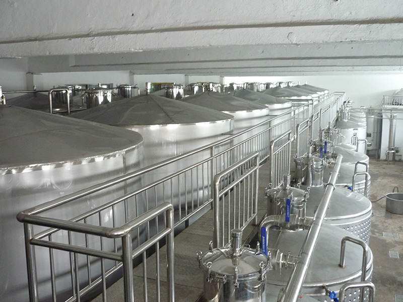 不銹鋼釀酒設(shè)備有哪些功能好處？